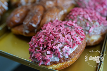 Pączek z marmoladą różaną