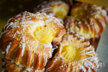 Drożdżówka dwusmakowa - nadzienie jagodowe i kremowe