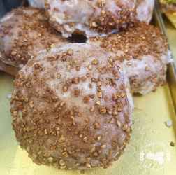 Pączek z nadzieniem korzennym i cynamonem